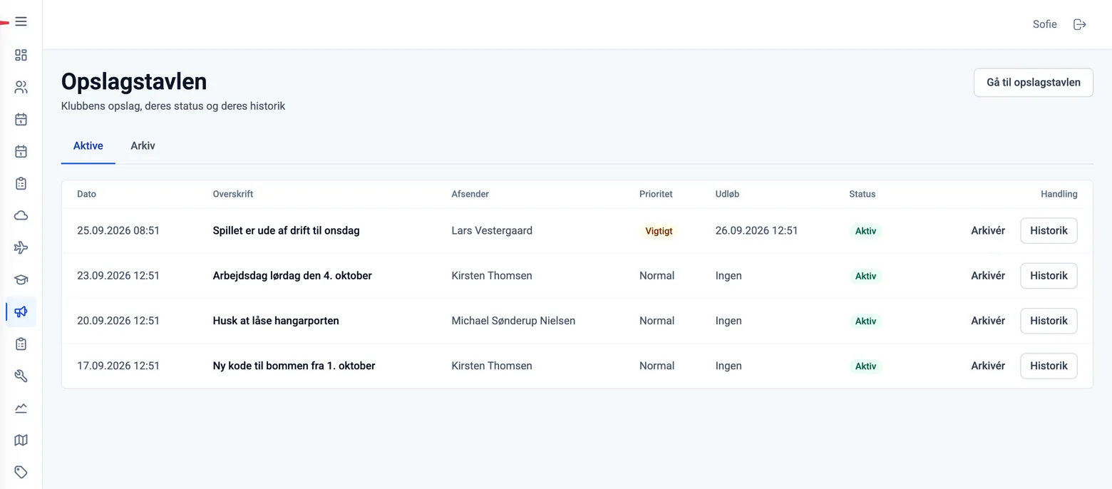 Bestyrelsens oversigt over opslag med fanerne Aktive og Arkiv og en tabel med dato, overskrift, afsender, prioritet, udløb, status og knapper til at arkivere og se historik