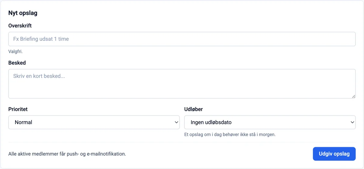 Skrivefeltet til et nyt opslag med valgfri overskrift, selve beskeden, prioritet sat til Normal og udløb sat til ingen udløbsdato, samt linjen om at alle aktive medlemmer får push og e-mail