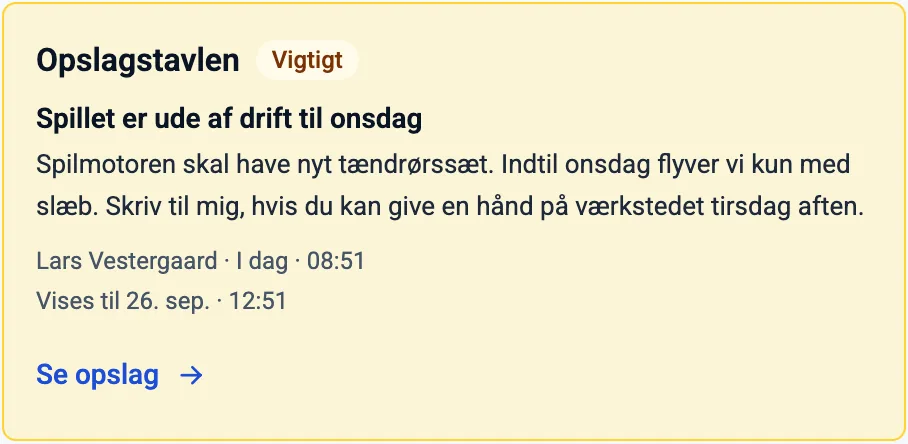 Det fremhævede opslag på dashboardet: en gul flade med overskriften Opslagstavlen, mærket Vigtigt, beskeden om at spillet er ude af drift, afsender og tidspunkt, og linjen om hvor længe opslaget vises