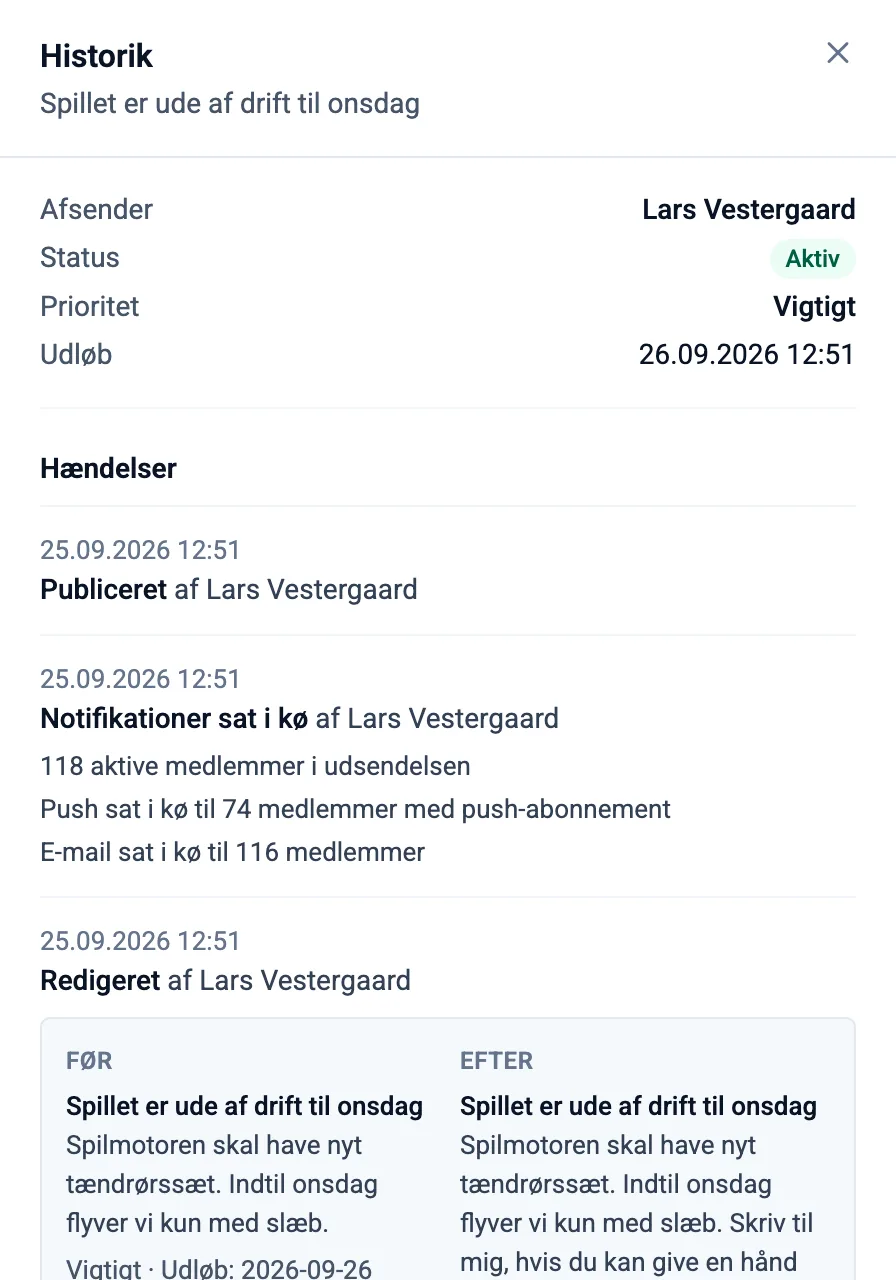 Historikken for ét opslag med afsender, status, prioritet og udløb, og derunder hændelserne: publiceret, notifikationer sat i kø med antal modtagere på push og e-mail, og en rettelse med teksten før og efter