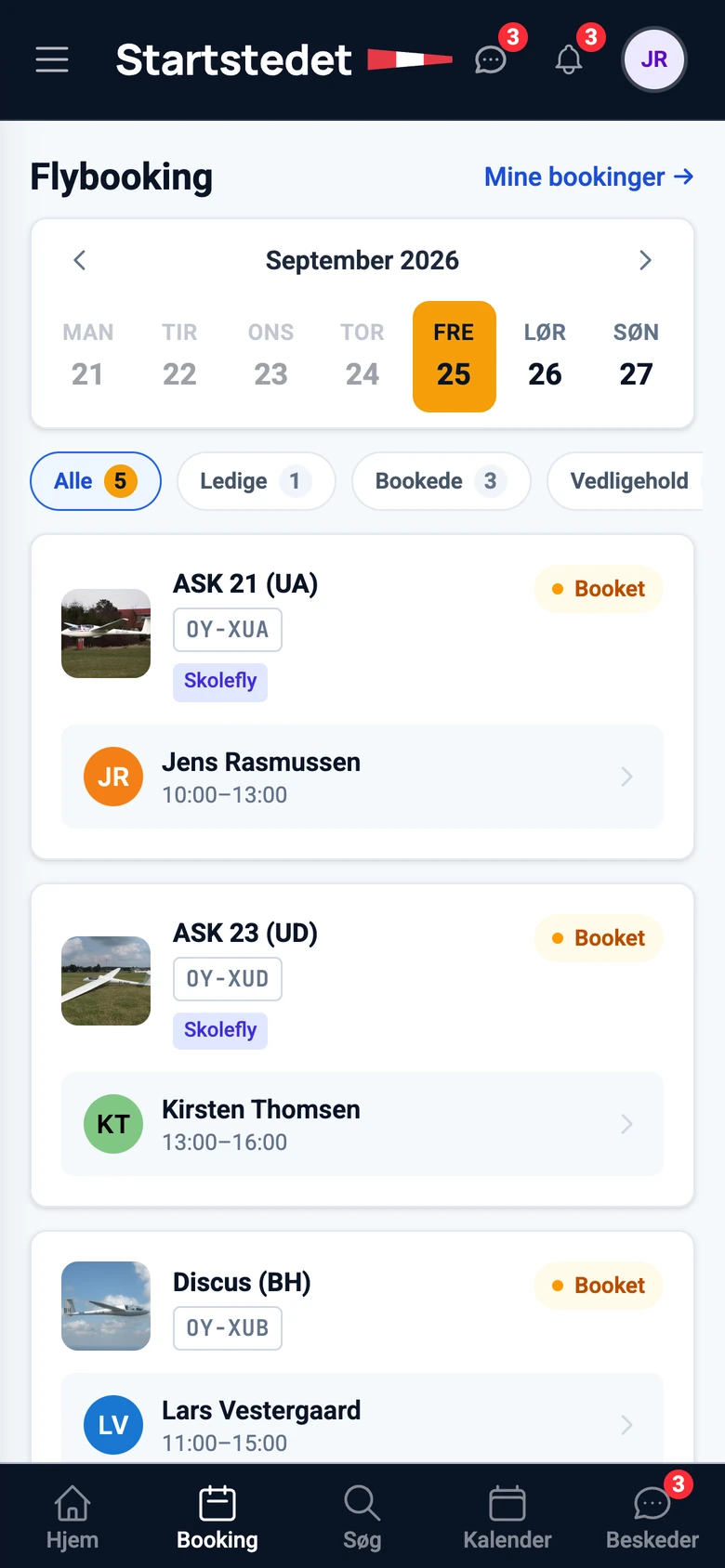 Flybooking i webappen med ugens datoer, filtrene Alle, Ledige, Bookede og Vedligehold, og klubbens fly med status og knappen Book fly