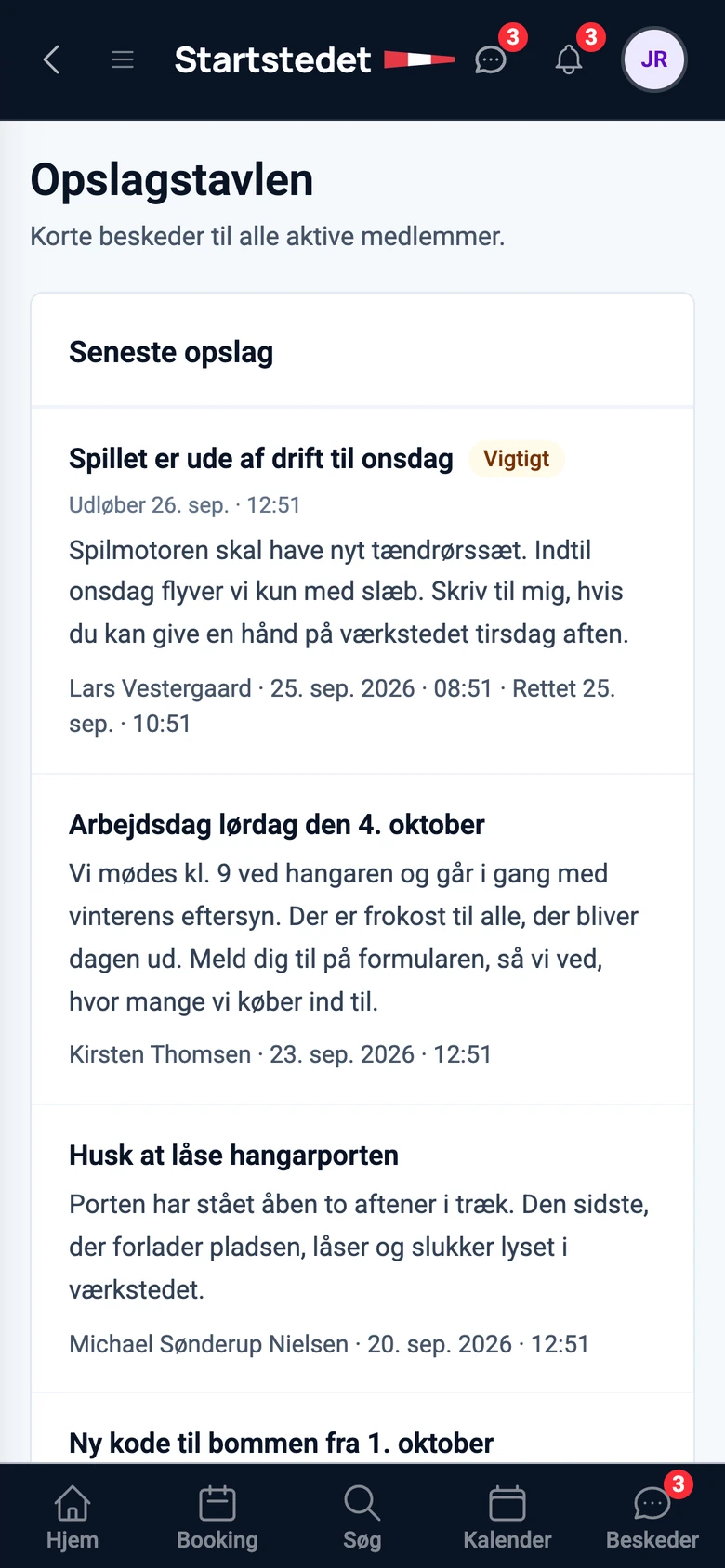 Opslagstavlen i webappen med opslag om spillet, arbejdsdagen i oktober og hangarporten