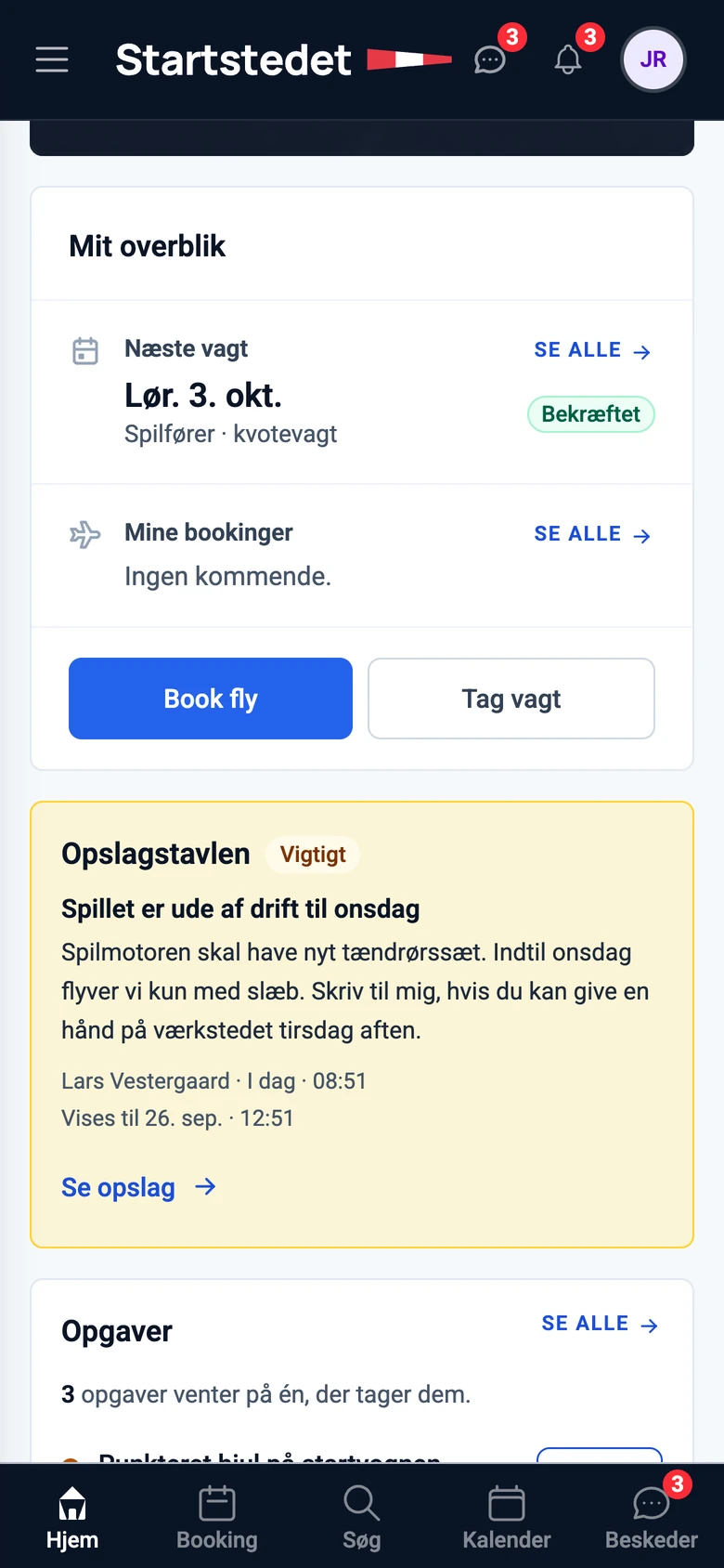 Startstedet på en telefon med Mit overblik, næste vagt lørdag den 3. oktober, knapperne Book fly og Tag vagt, et opslag fra opslagstavlen og bundmenuen med Hjem, Booking, Søg, Kalender og Beskeder